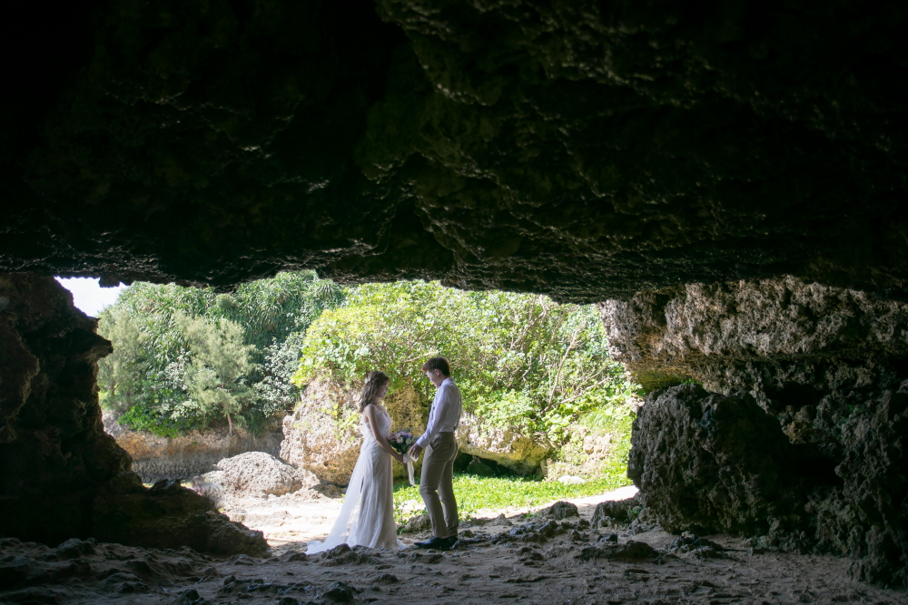 洞窟では自然にできた窓穴や他にも、工夫しながら岩感を活かします！