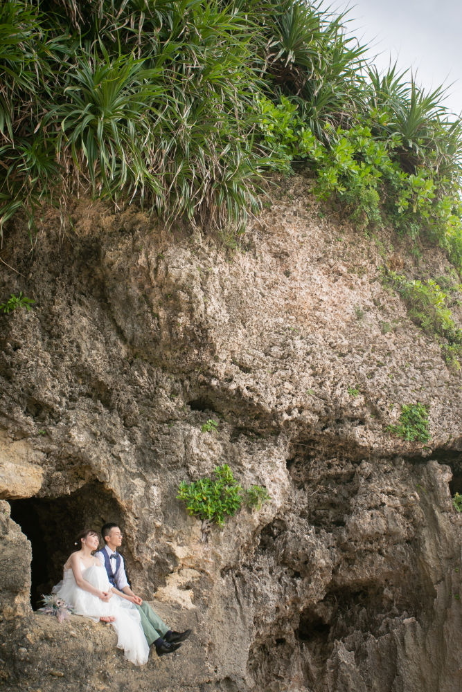 洞窟と外の境に天然の窓があり、中から撮影するとシルエットなども可能ですが、外から撮りますとジブリのようなシーンも撮れます。