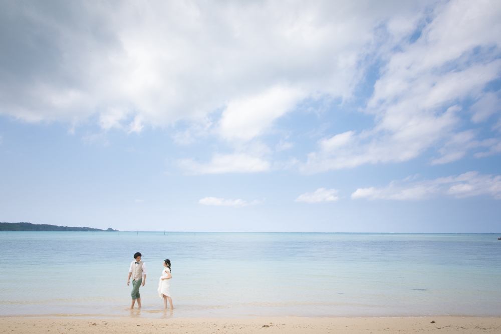 お二人とも裸足になり海え入りましょう！！沖縄の海らしいシーンやお二人の自然なショットが撮れます！！夏は暑いのでクールダウンにもなりますよ。。