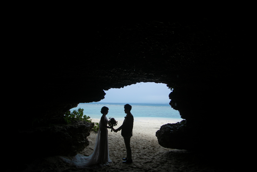 撮影スタートは瀬底ビーチから。特徴であるシルエットで洞窟撮影。
