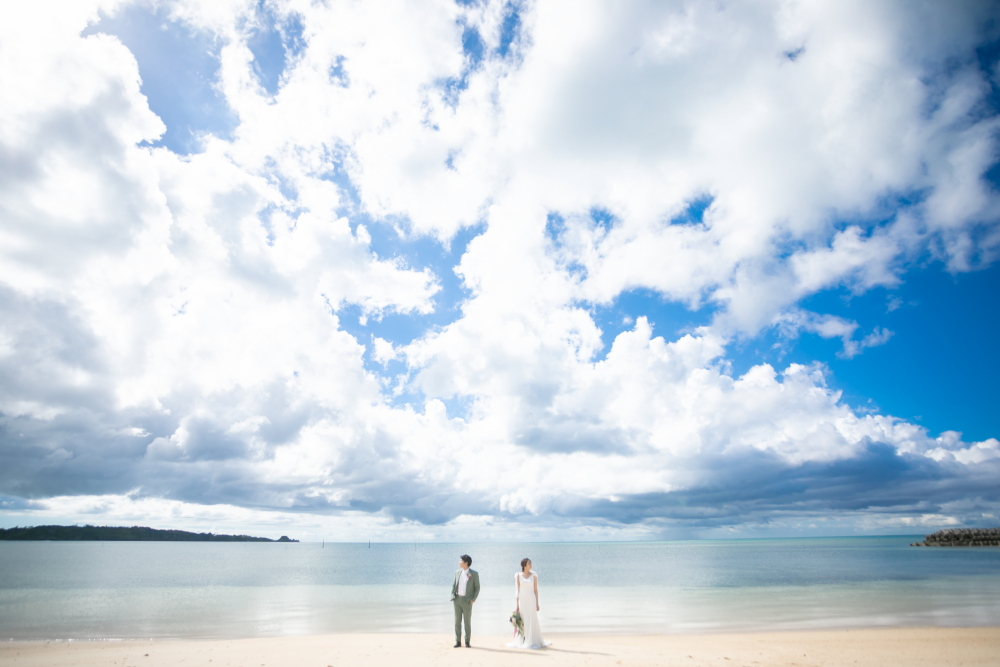 青い空に白い雲。THE沖縄のイメージになりました！お二人も気持ち良く撮影開始です。。