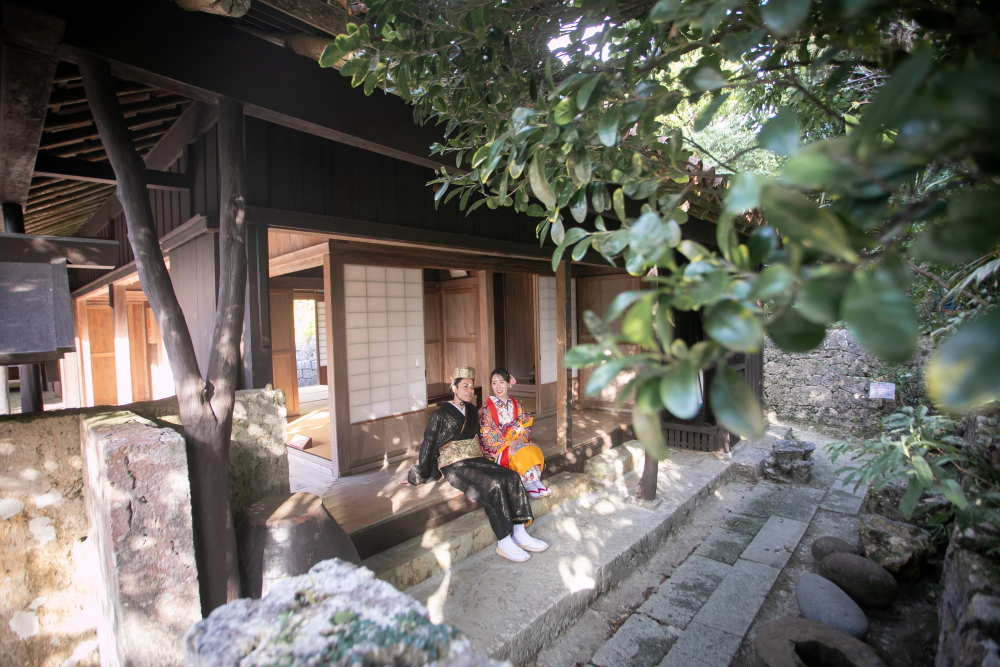 中村家住宅の縁側で撮影