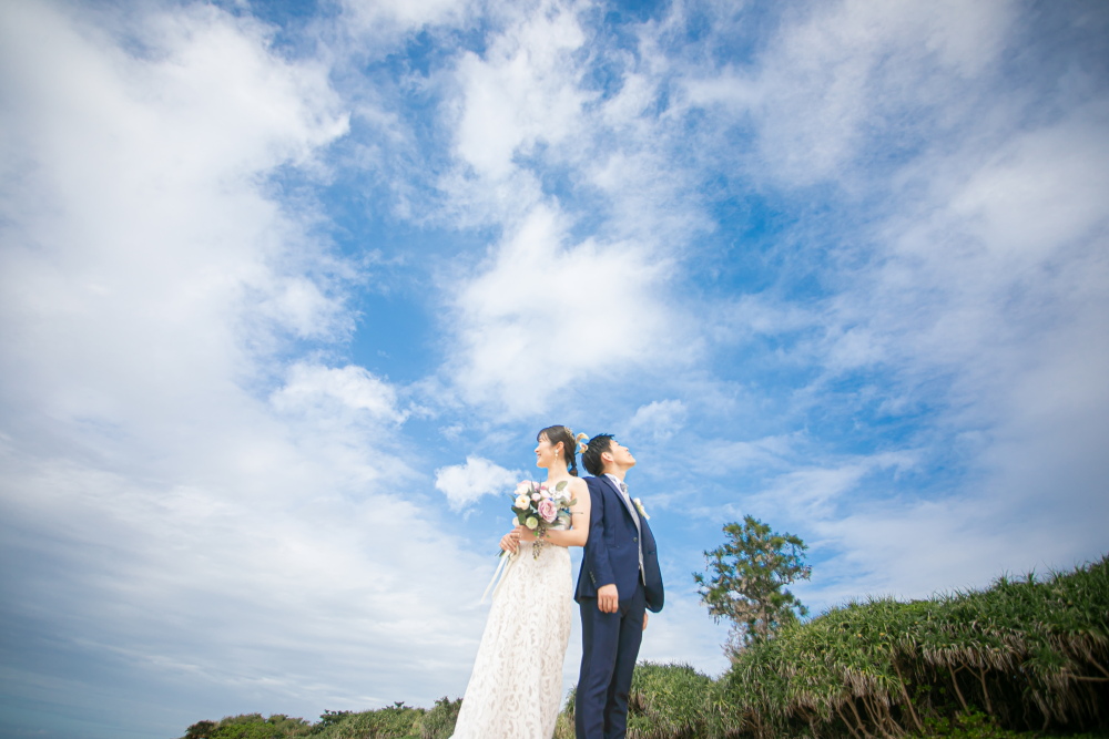 新郎新婦と青空