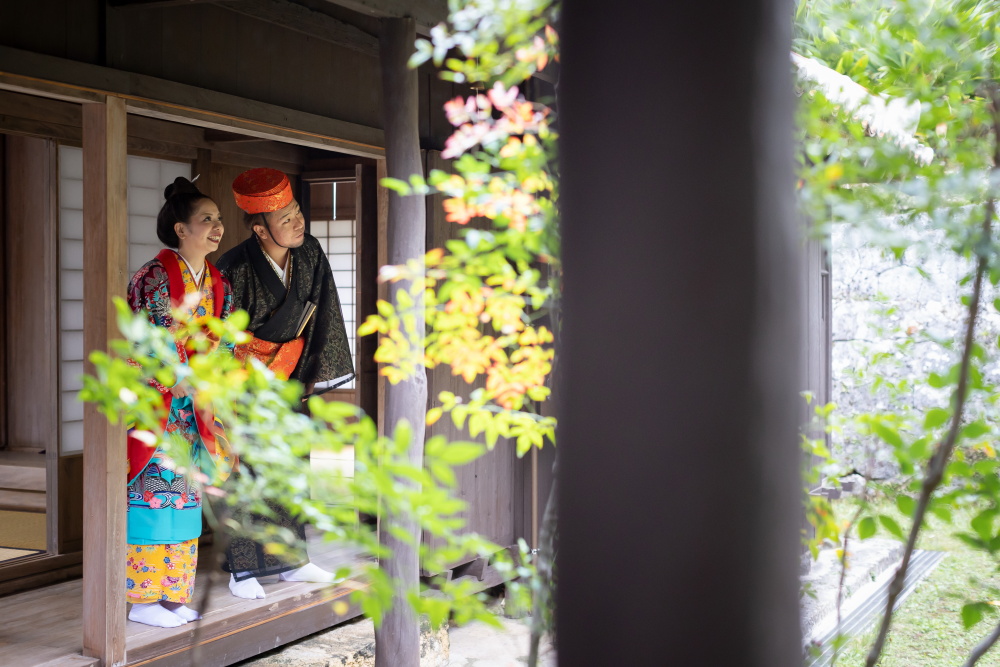 琉装で古民家、中村家住宅