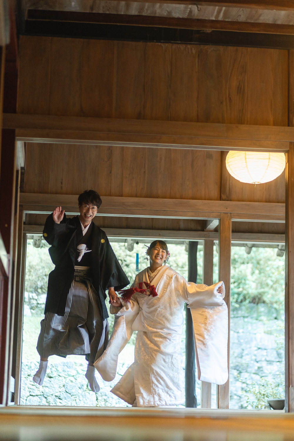 和装でジャンプ