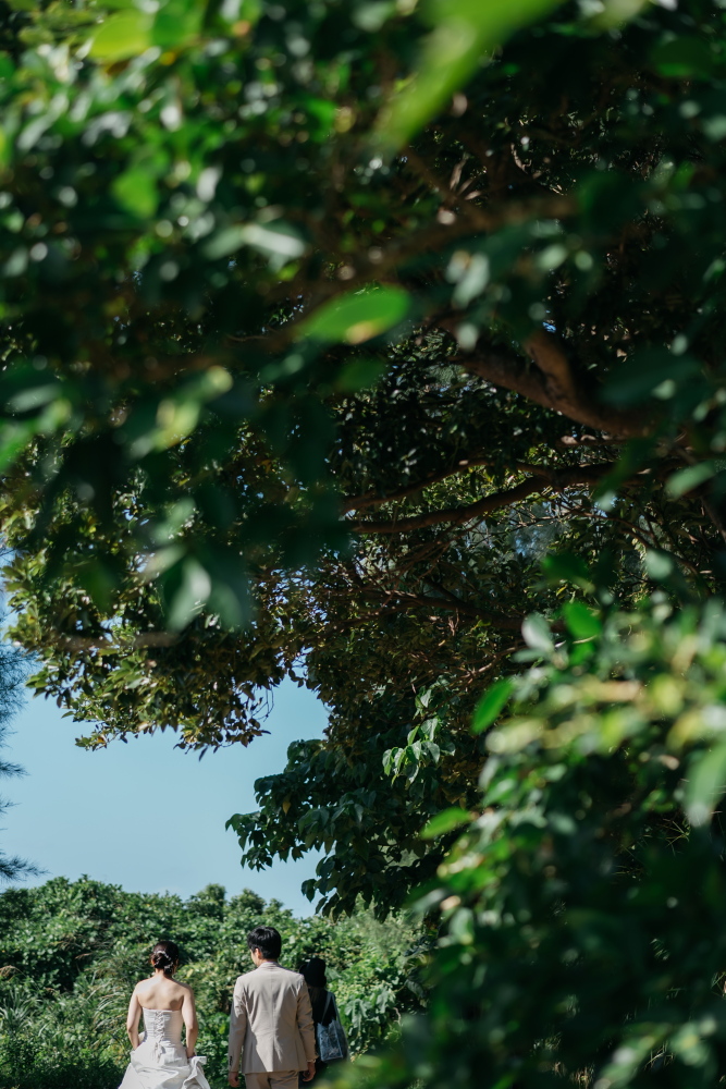 青空と新郎新婦